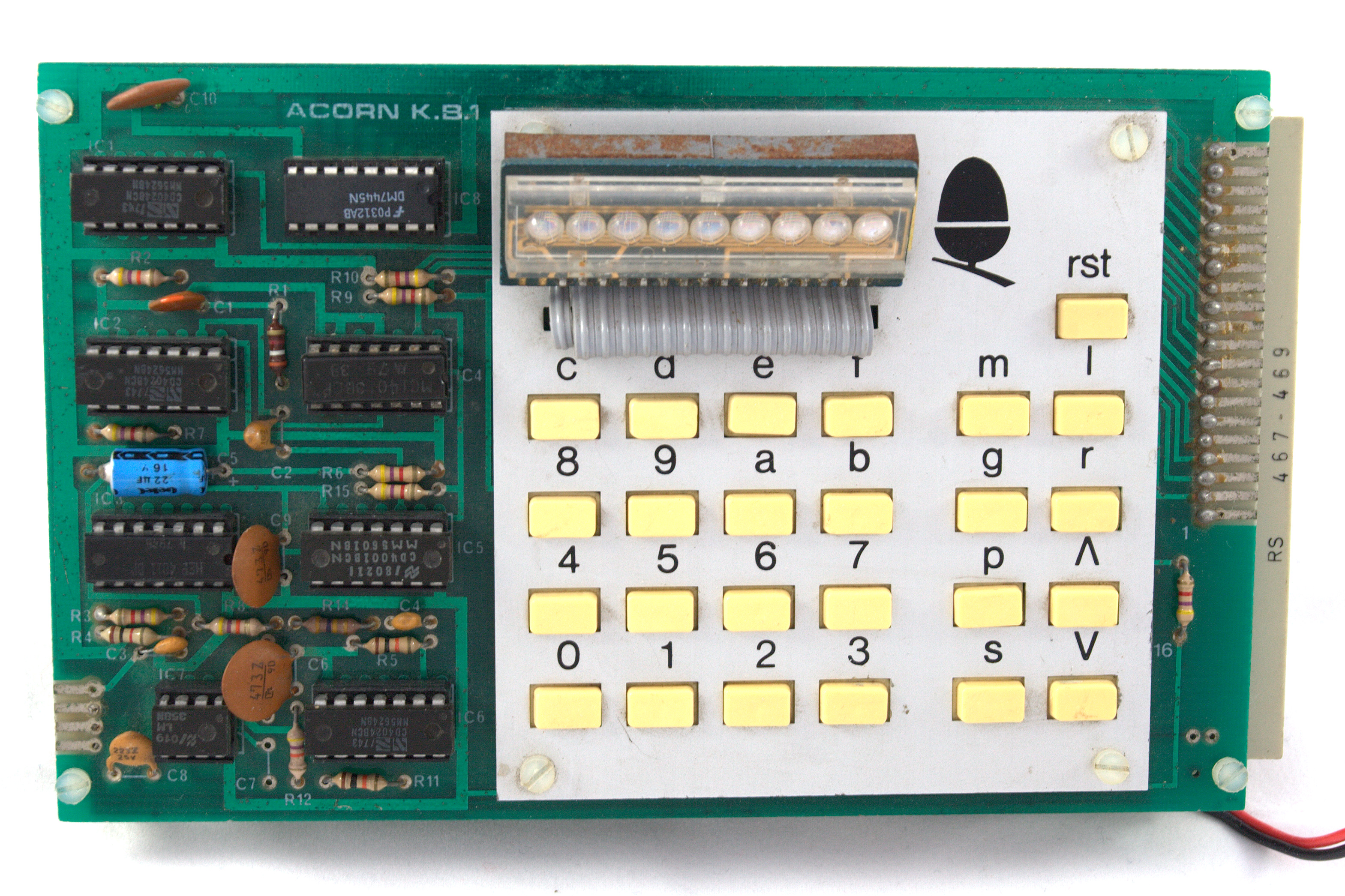 Placa superior del Acorn System 1, con el teclado y display (imagen de Wikipedia con licencia CC BY-SA)