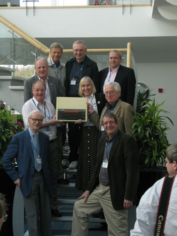 Wilson junto al resto del equipo que creó el BBC Micro en la celebración de su 30 aniversario en 2012 (imagen de Wikipedia con licencia CC BY-SA)