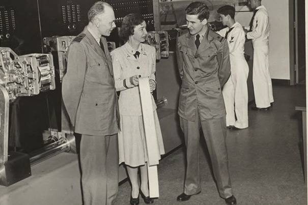 Hooper junto a Howard Aiken y Ensign Campbel (imagen de los archivos de la Universidad de 