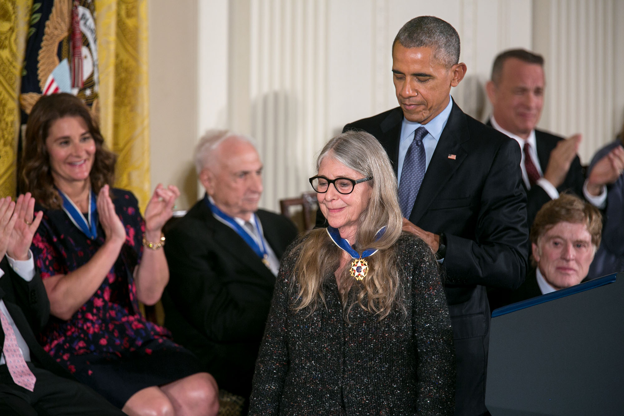 Hamilton recibiendo la Medalla Presidencial de la Libertad por el presidente Barack Obama